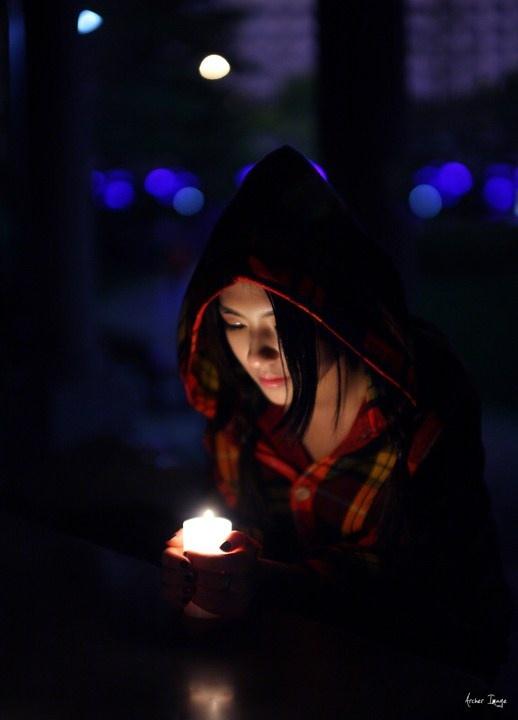 夜色里手捧蠟燭的性感少女迷人的危險