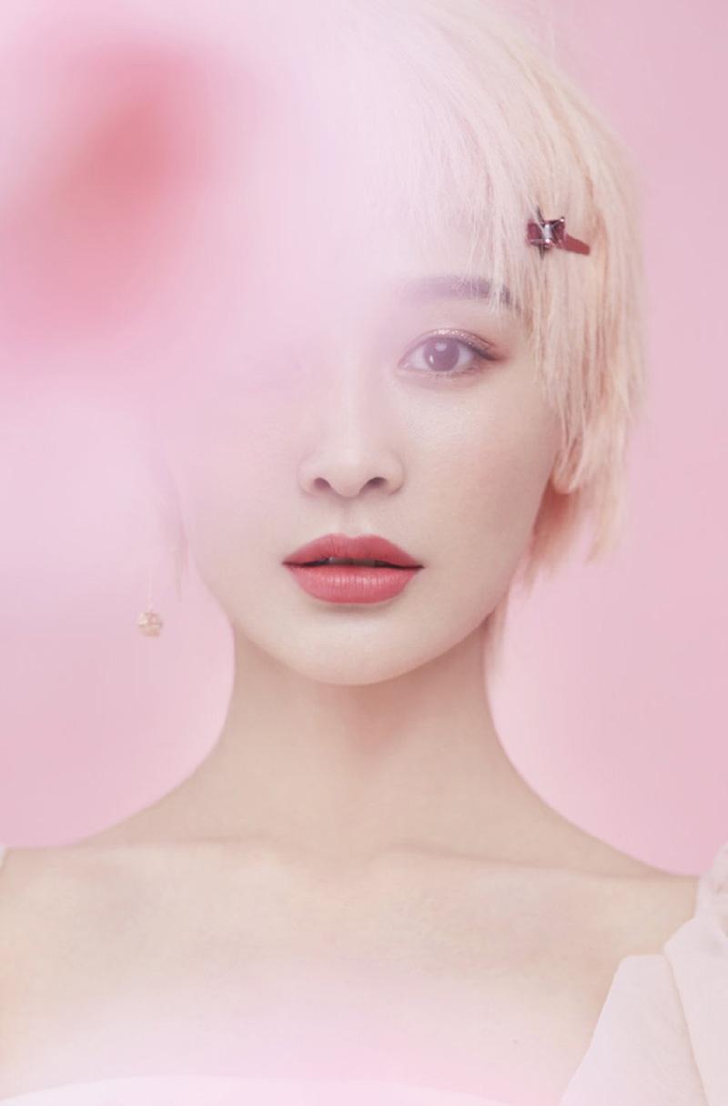 海鈴個(gè)性創(chuàng)意時(shí)尚美艷動(dòng)人時(shí)尚寫(xiě)真