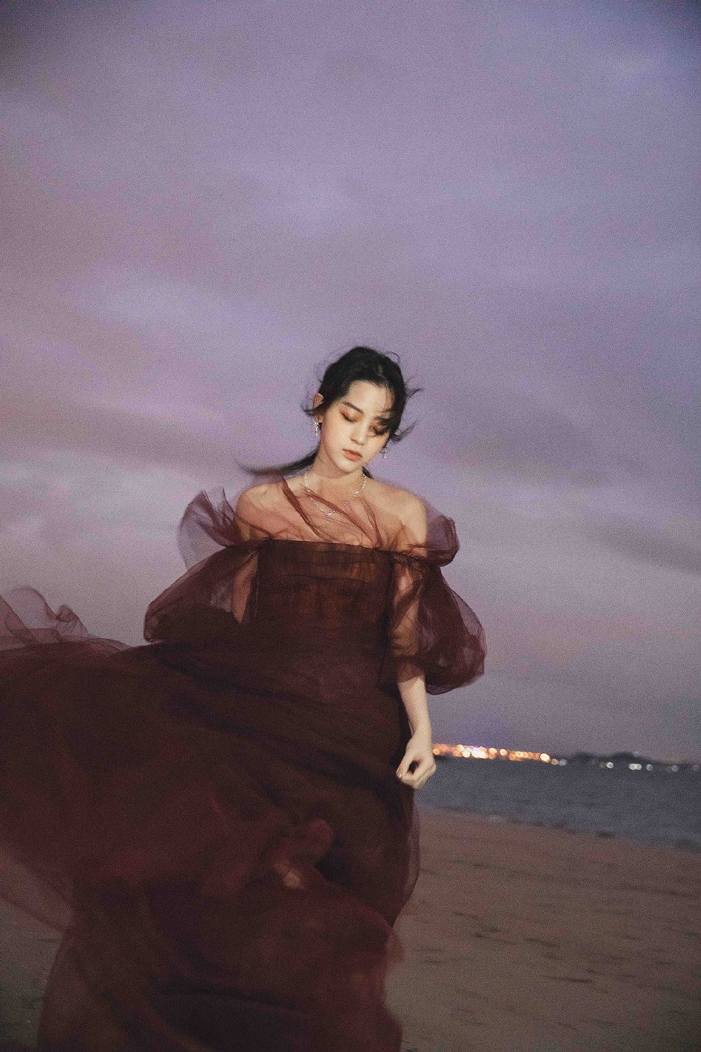 歐陽娜娜優(yōu)雅大方氣質(zhì)寫真圖片壁紙