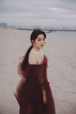 歐陽娜娜優(yōu)雅大方氣質(zhì)寫真圖片壁紙