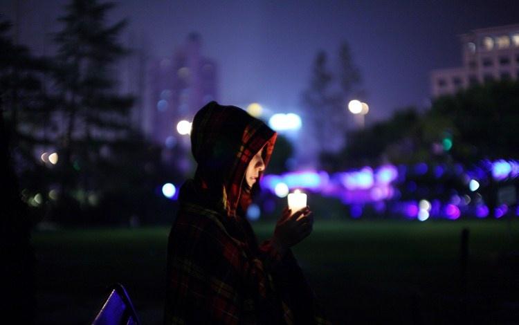 夜色里手捧蠟燭的性感少女迷人的危險