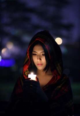 夜色里手捧蠟燭的性感少女迷人的危險(xiǎn)