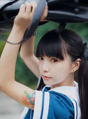一個(gè)清純性感美女夏休學(xué)生時(shí)代