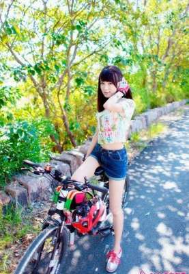 單車(chē)?yán)泵贸浅菤g樂(lè)笑顏明媚動(dòng)人寫(xiě)真