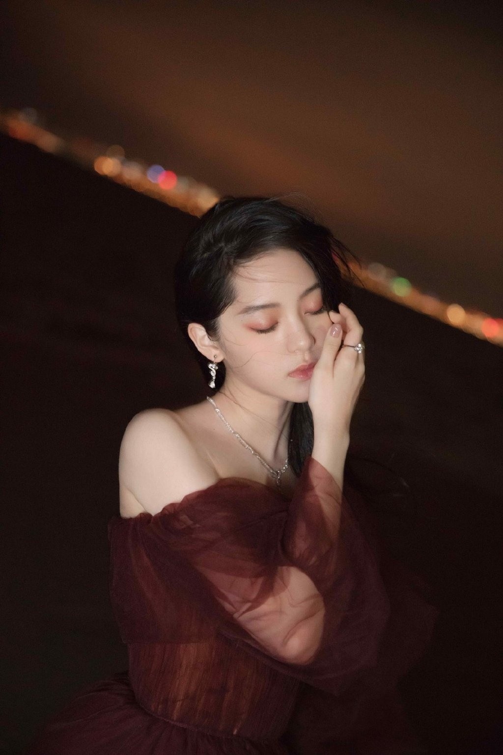 歐陽娜娜優(yōu)雅大方氣質(zhì)寫真圖片壁紙