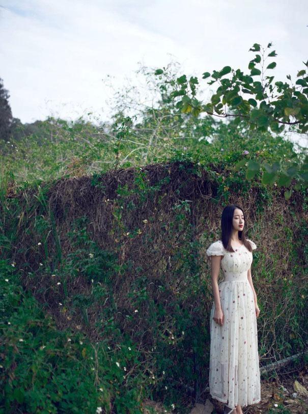 清純的紅唇少女戶(hù)外唯美時(shí)尚寫(xiě)真