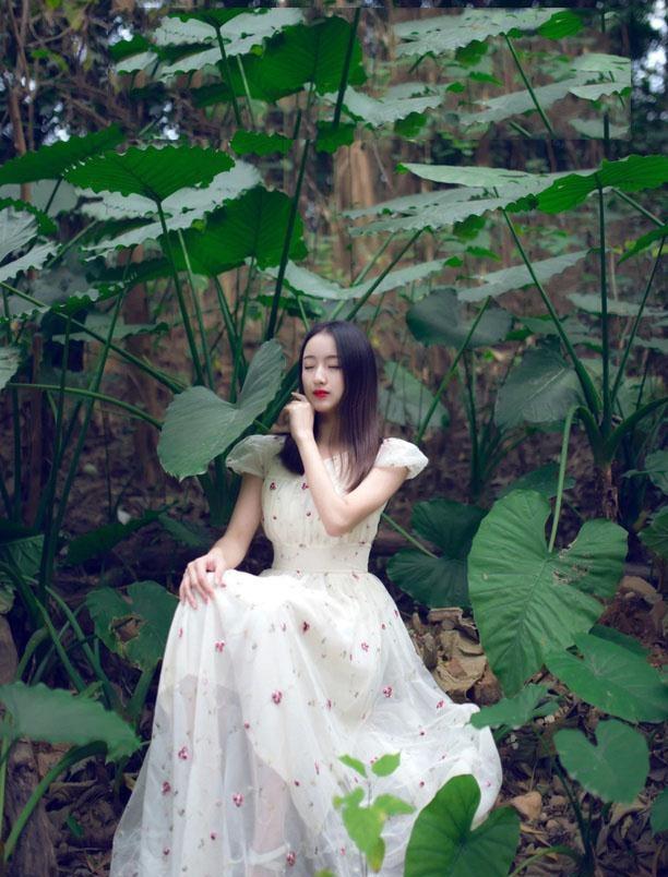 清純的紅唇少女戶(hù)外唯美時(shí)尚寫(xiě)真