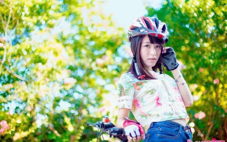 單車(chē)?yán)泵贸浅菤g樂(lè)笑顏明媚動(dòng)人寫(xiě)真