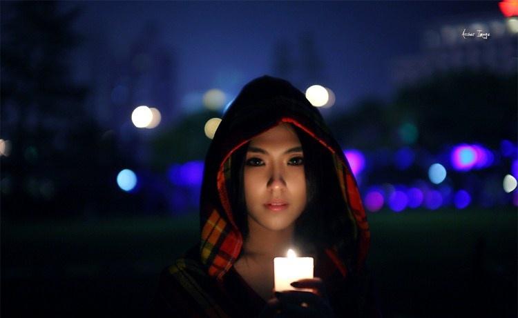 夜色里手捧蠟燭的性感少女迷人的危險