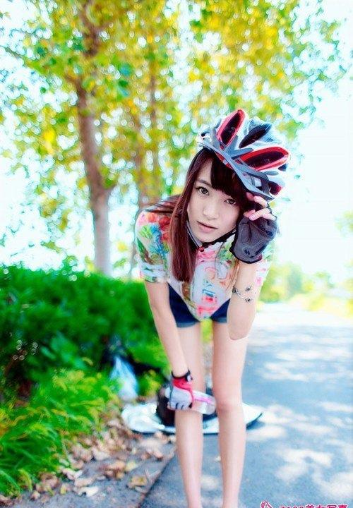 單車(chē)?yán)泵贸浅菤g樂(lè)笑顏明媚動(dòng)人寫(xiě)真