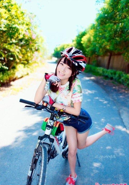 單車(chē)?yán)泵贸浅菤g樂(lè)笑顏明媚動(dòng)人寫(xiě)真