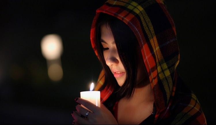 夜色里手捧蠟燭的性感少女迷人的危險