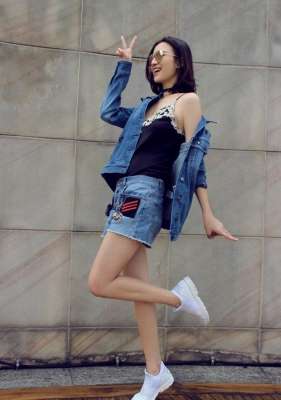 氣質(zhì)美女宋佳 性感香肩 熱褲大秀美腿時(shí)尚寫(xiě)真