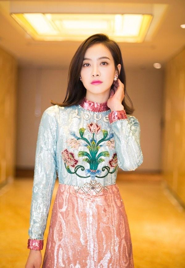 宋茜粉色刺繡亮片裙清新優(yōu)雅 妝容精致身姿曼妙
