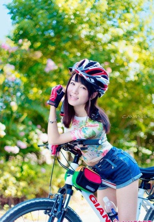 單車(chē)?yán)泵贸浅菤g樂(lè)笑顏明媚動(dòng)人寫(xiě)真