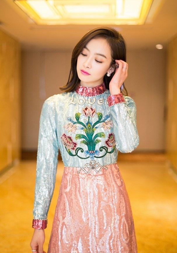 宋茜粉色刺繡亮片裙清新優(yōu)雅 妝容精致身姿曼妙