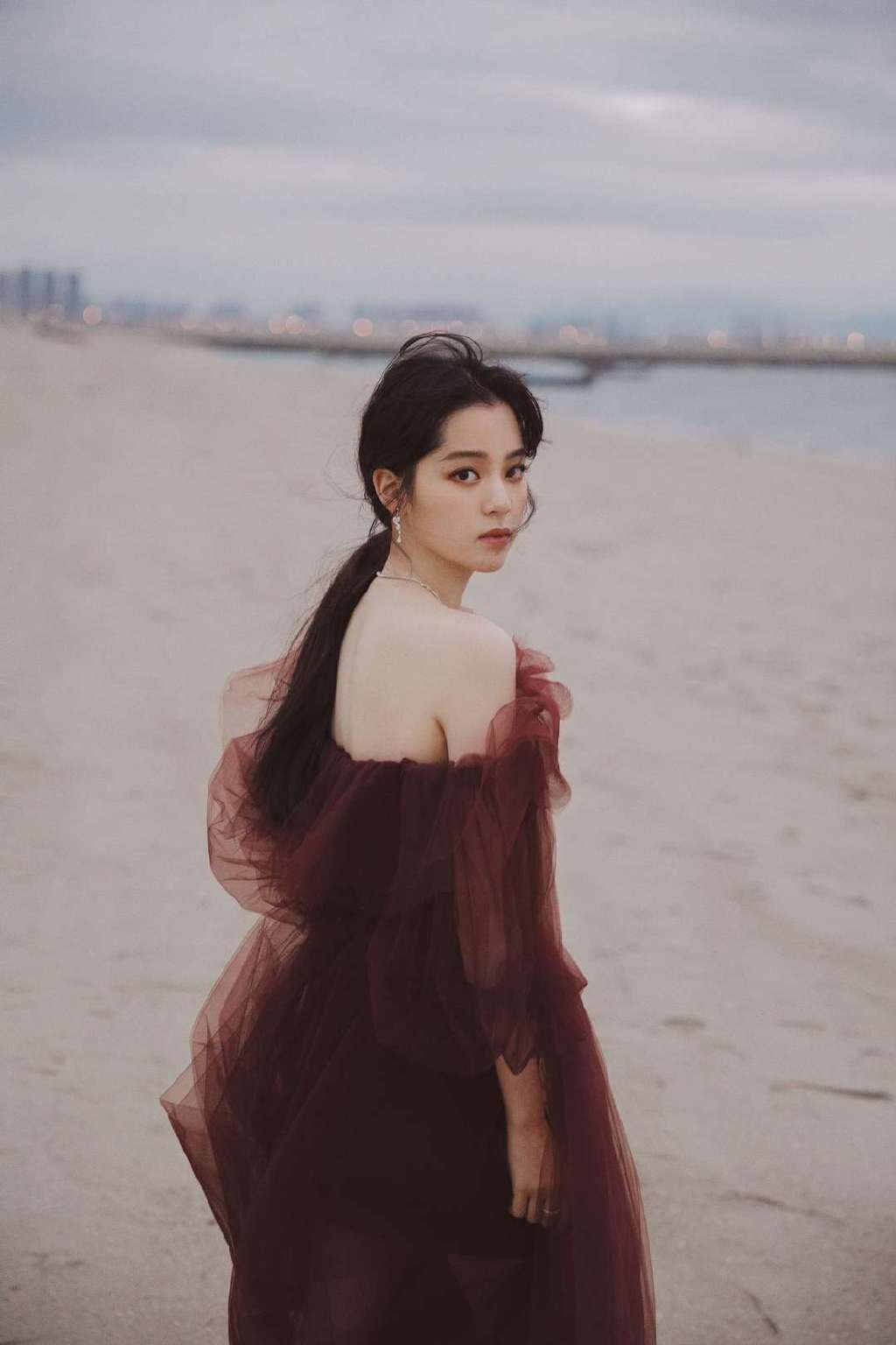 歐陽娜娜優(yōu)雅大方氣質(zhì)寫真圖片壁紙