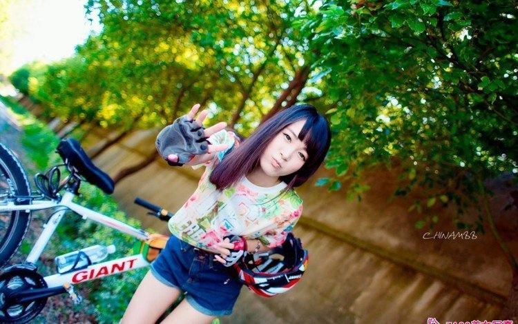 單車(chē)?yán)泵贸浅菤g樂(lè)笑顏明媚動(dòng)人寫(xiě)真