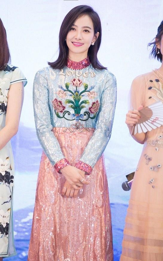 宋茜粉色刺繡亮片裙清新優(yōu)雅 妝容精致身姿曼妙
