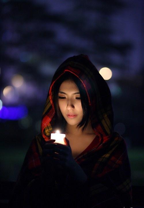 夜色里手捧蠟燭的性感少女迷人的危險