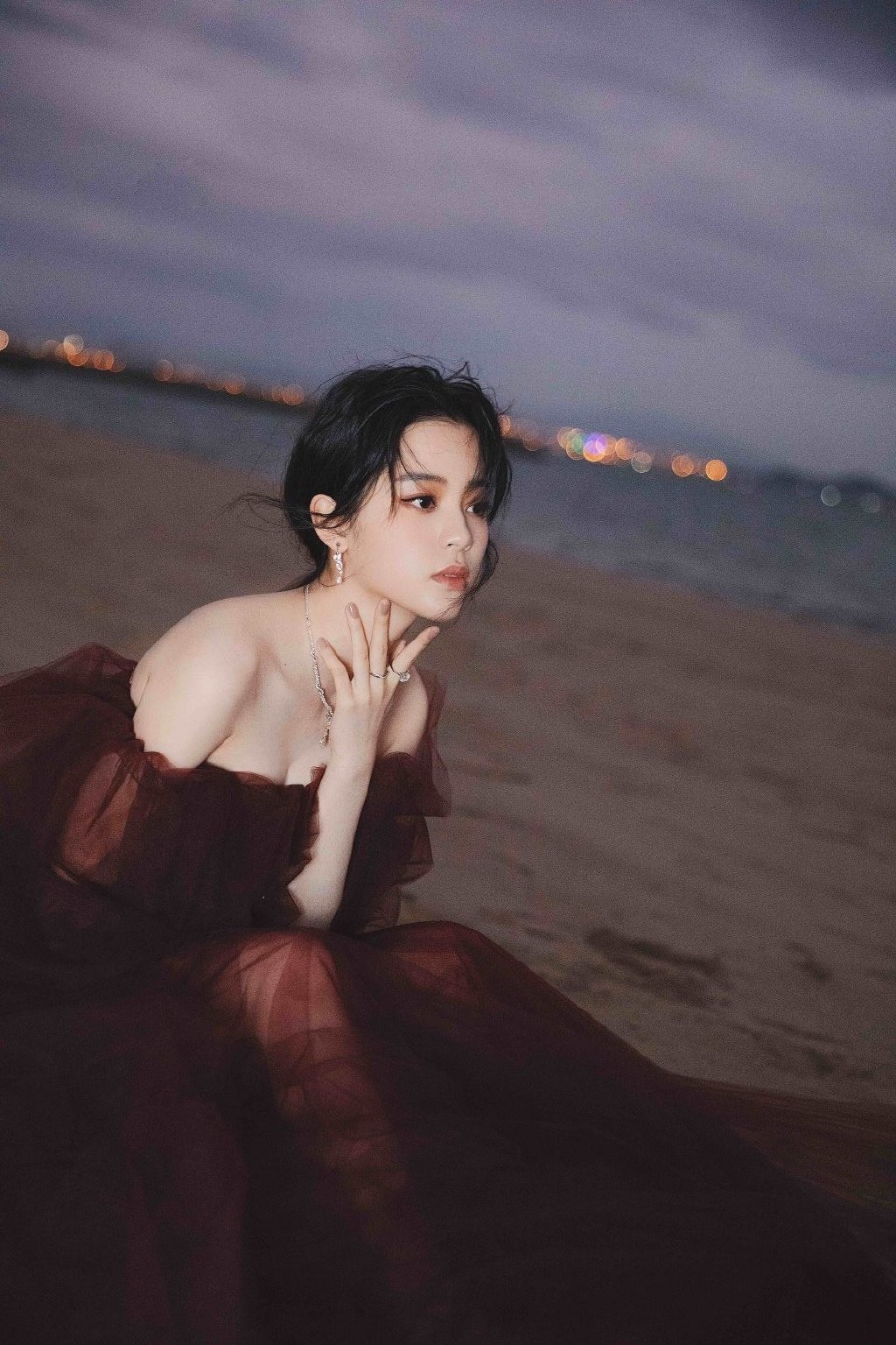歐陽娜娜優(yōu)雅大方氣質(zhì)寫真圖片壁紙