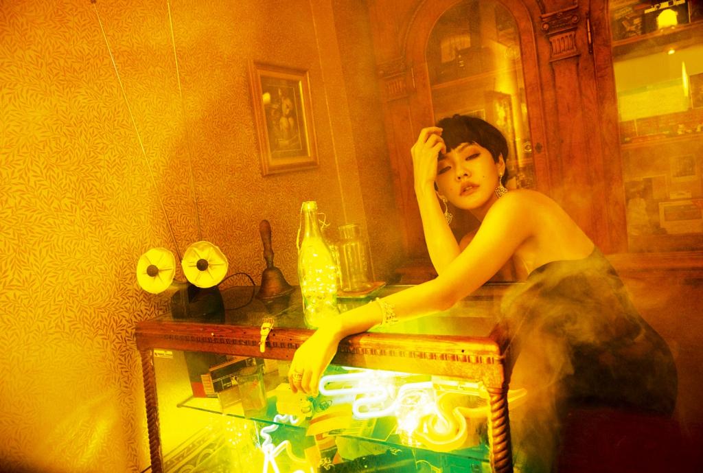 小S徐熙娣《男人裝》“忽然迷情夜”主題夢(mèng)幻性感大片
