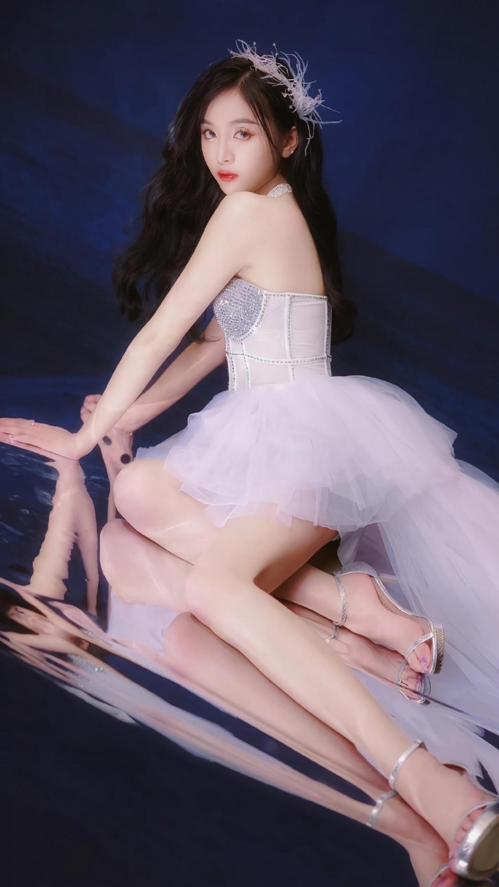 氣質(zhì)女神吳宣儀仙氣粉色紗裙誘人寫(xiě)真