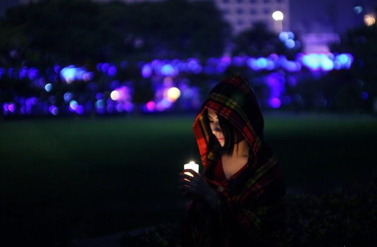 夜色里手捧蠟燭的性感少女迷人的危險