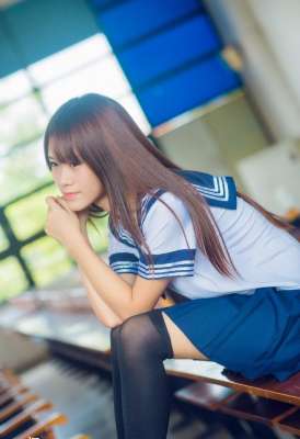 校服性感美女教室明艷動(dòng)人