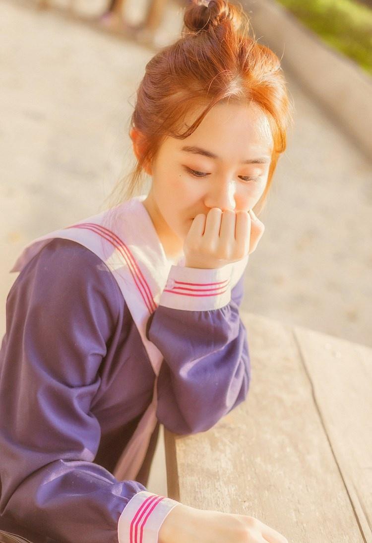 丸子頭美女?；▼善G紅唇藍(lán)色水手制服校園寫真圖片