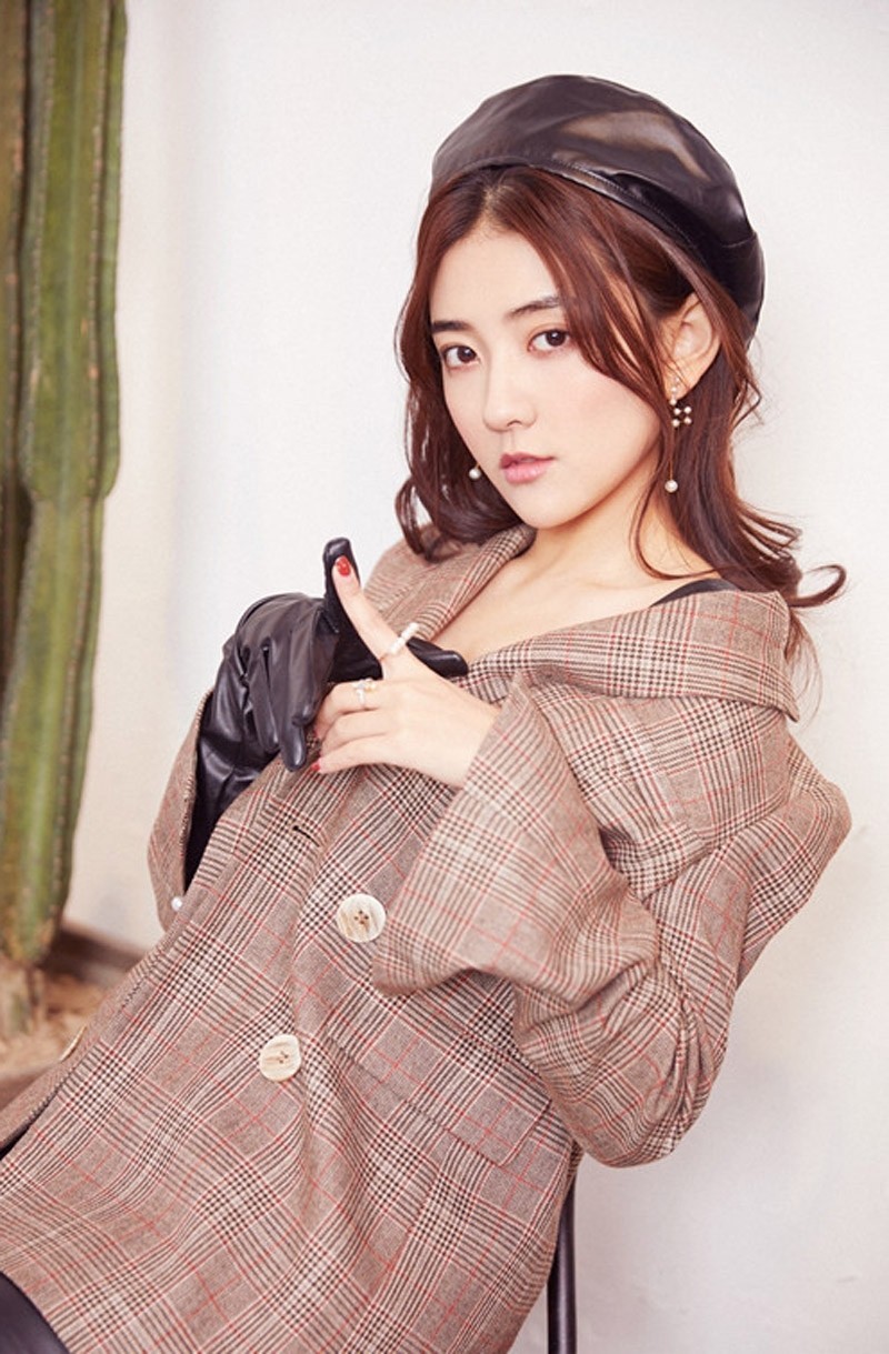 梁潔甜美優(yōu)雅時(shí)尚街拍高清圖片