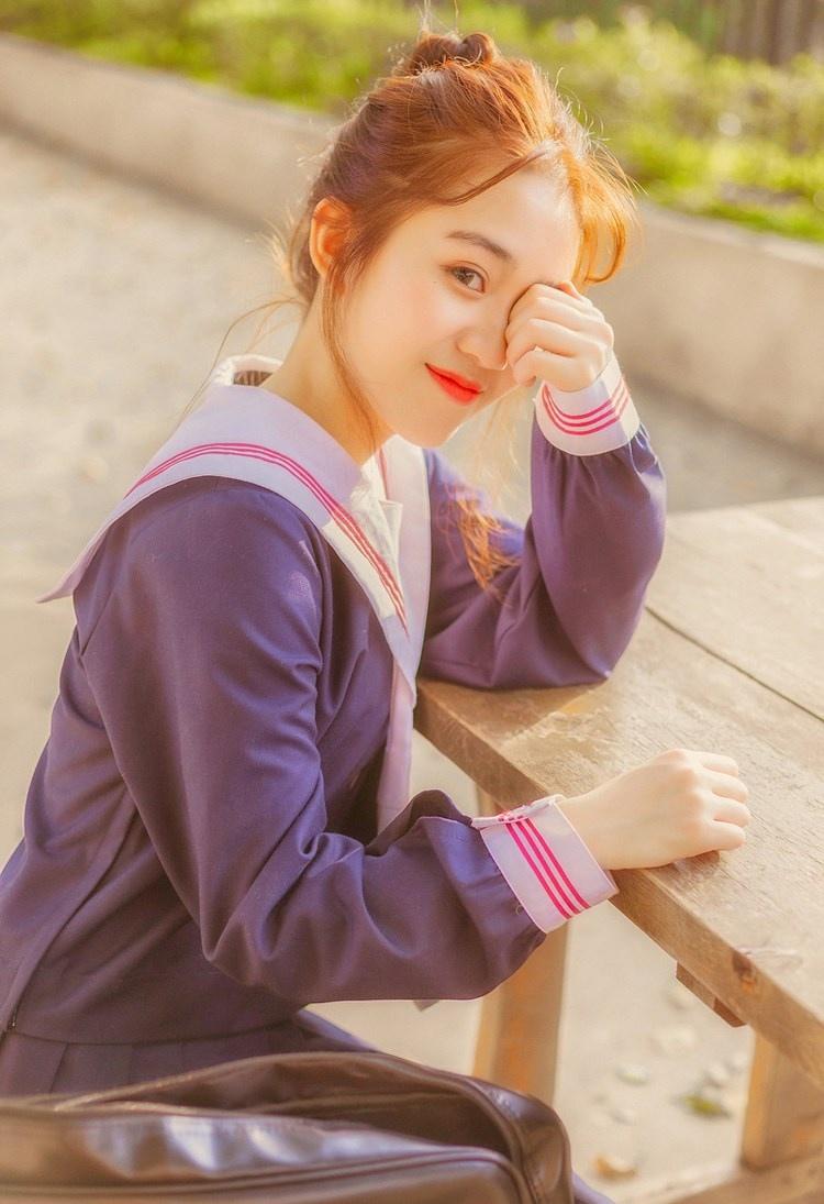 丸子頭美女?；▼善G紅唇藍(lán)色水手制服校園寫真圖片