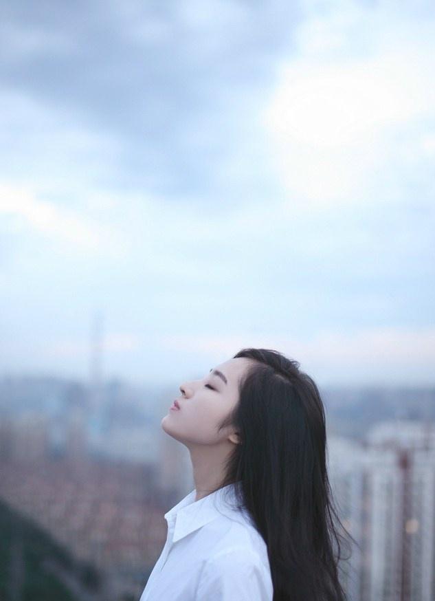 玉女王筱淇天臺(tái)魅力側(cè)顏閃亮寫真