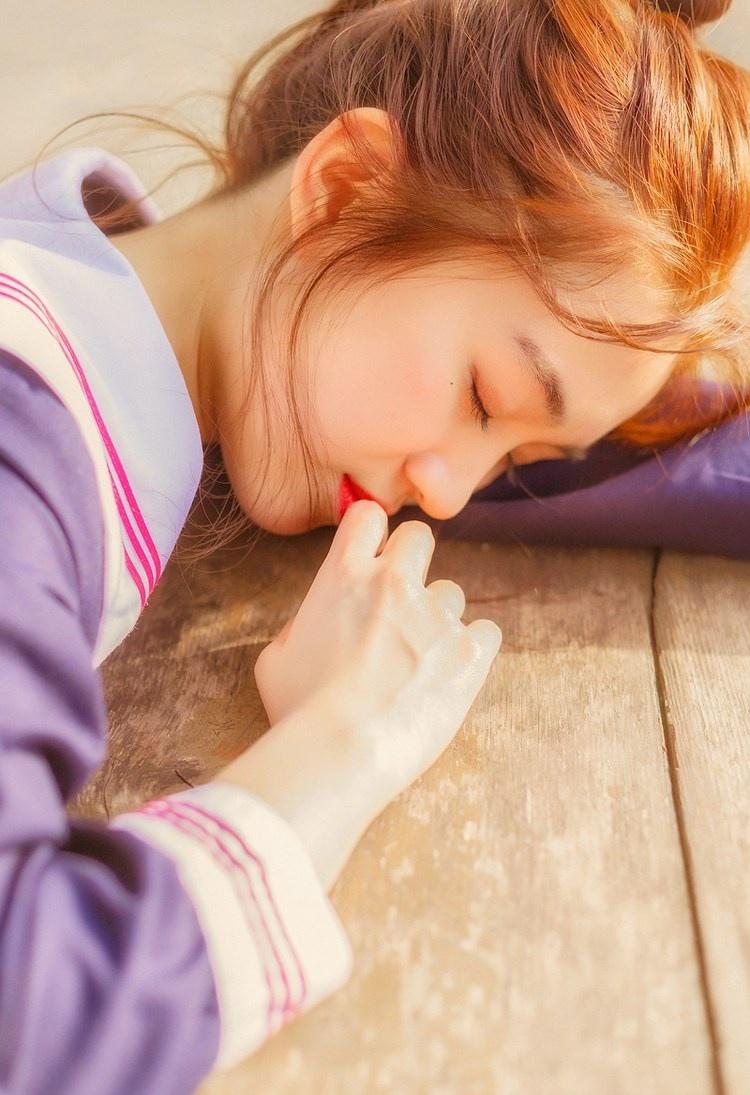 丸子頭美女?；▼善G紅唇藍(lán)色水手制服校園寫真圖片
