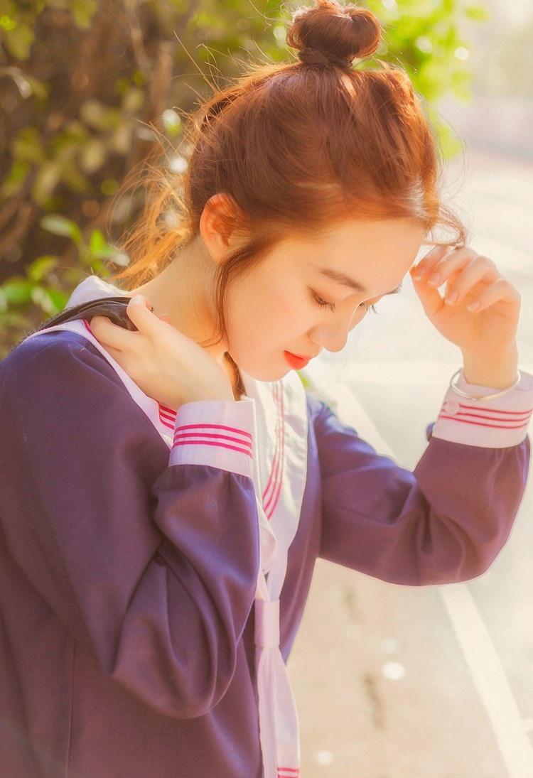 丸子頭美女?；▼善G紅唇藍(lán)色水手制服校園寫真圖片