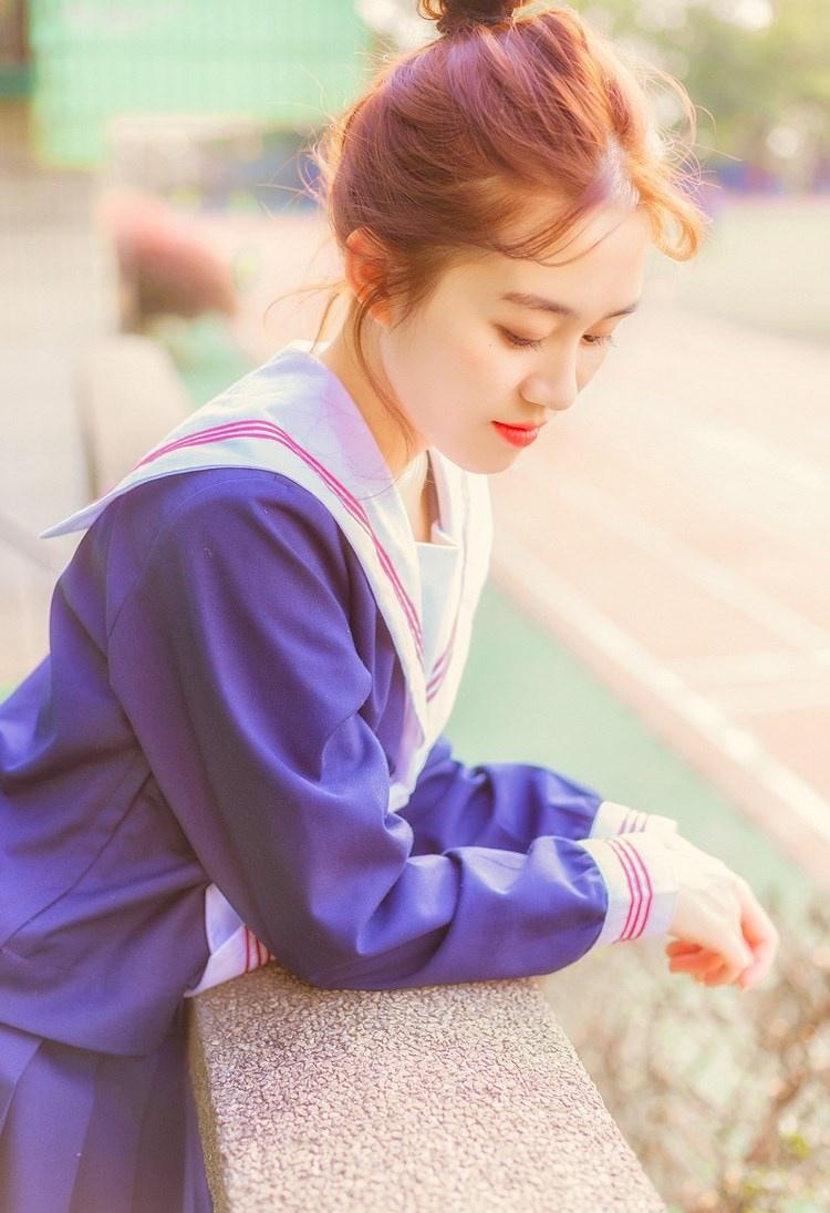 丸子頭美女?；▼善G紅唇藍(lán)色水手制服校園寫真圖片