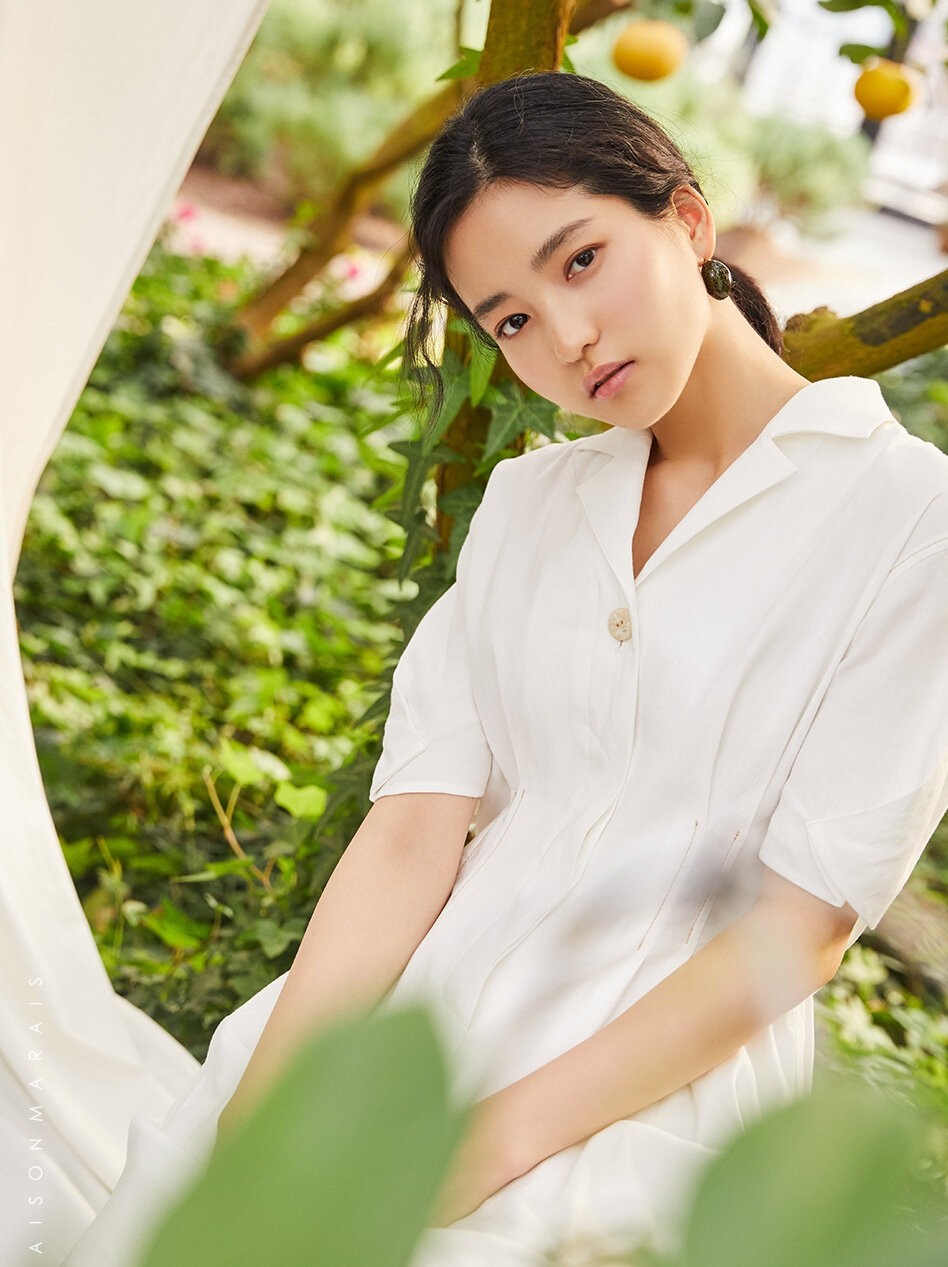 韓國女演員金泰梨西服套裝優(yōu)雅知性職業(yè)范寫真