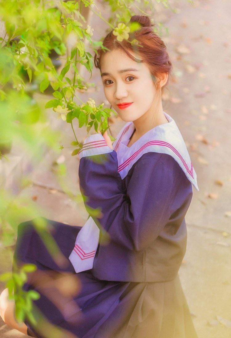 丸子頭美女?；▼善G紅唇藍(lán)色水手制服校園寫真圖片