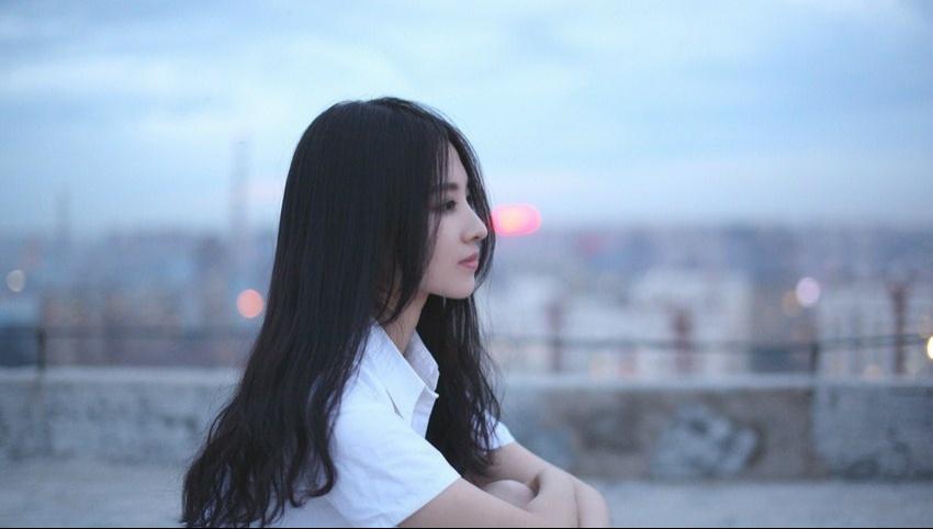 玉女王筱淇天臺(tái)魅力側(cè)顏閃亮寫真