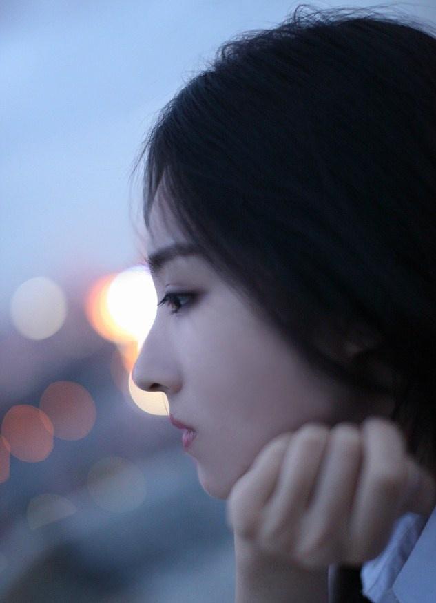 玉女王筱淇天臺(tái)魅力側(cè)顏閃亮寫真