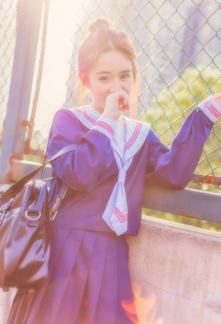丸子頭美女?；▼善G紅唇藍(lán)色水手制服校園寫真圖片