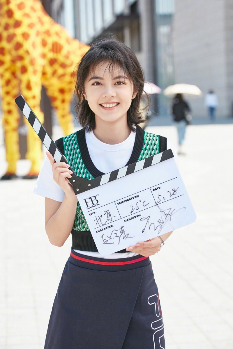 趙今麥清新靚麗時(shí)尚寫真圖片