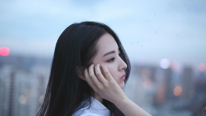 玉女王筱淇天臺(tái)魅力側(cè)顏閃亮寫真