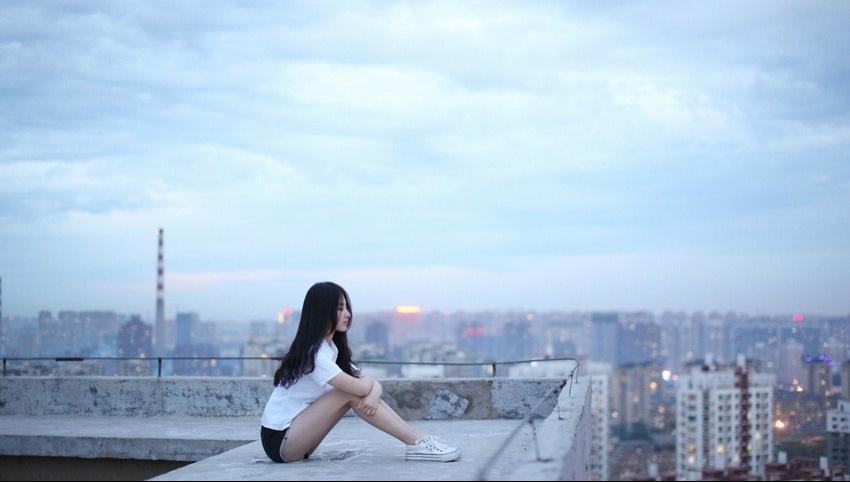 玉女王筱淇天臺(tái)魅力側(cè)顏閃亮寫真