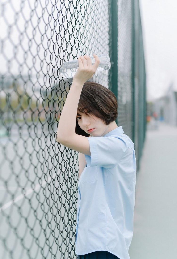 短發(fā)少女清純甜美戶外球場(chǎng)寫真圖片