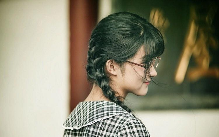 大學(xué)校園里帶眼鏡的女孩