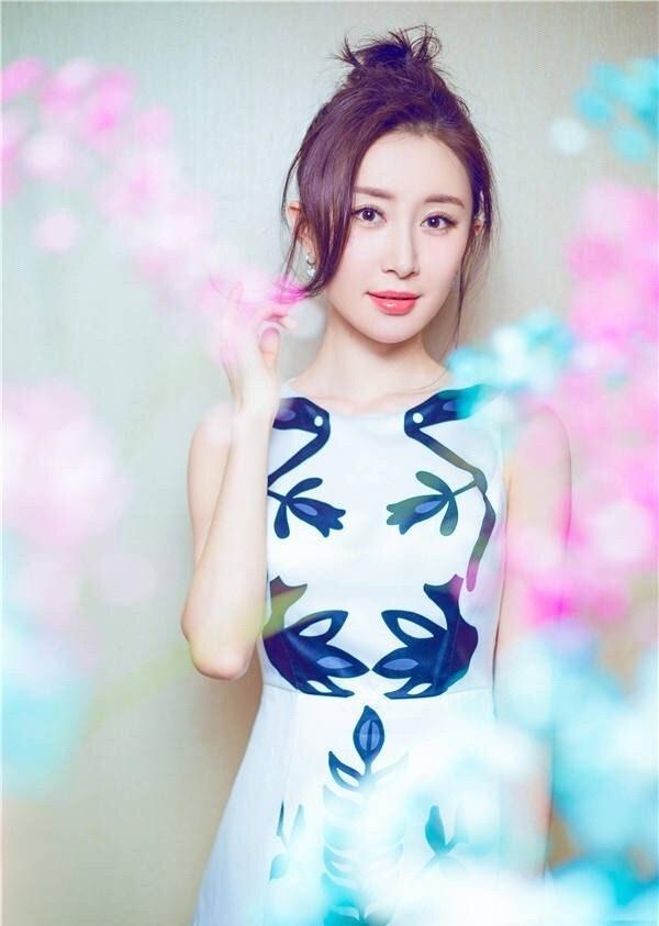 舒暢清新?tīng)€漫寫(xiě)真氣質(zhì)優(yōu)雅