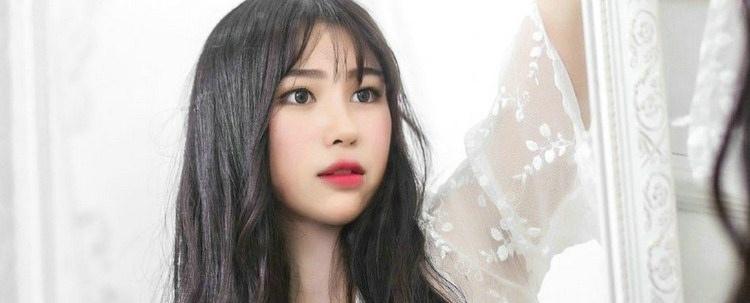 潔凈白色長(zhǎng)裙美女紅唇嬌艷欲滴時(shí)尚寫真