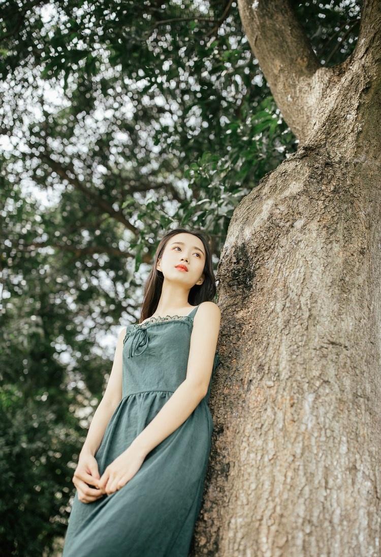 文藝范少女長發(fā)飄飄吊帶長裙叢林唯美寫真圖片