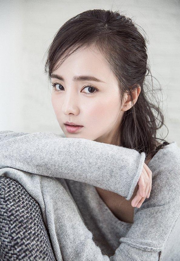 程小蒙秀香肩鎖骨美艷動(dòng)人寫真
